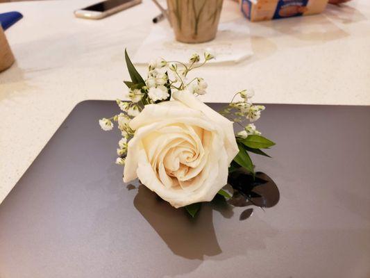 ivory rose boutonniere with baby's breath