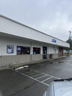 Chevron gas station next to airport grocerie.