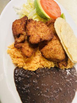 Platillo de milanesa de pollo / Breaded chicken platter