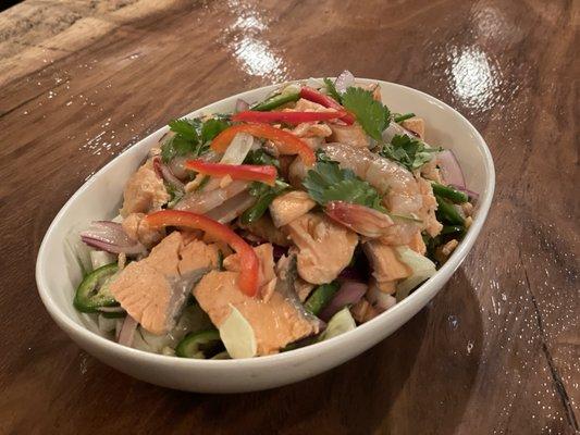 Spicy sear salmon with prawns salad