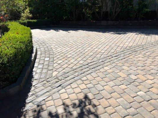 Beautiful 3000sq/ft driveway combining Calstone Belgian cobble for paver field, and Belgard Old World for the borders.