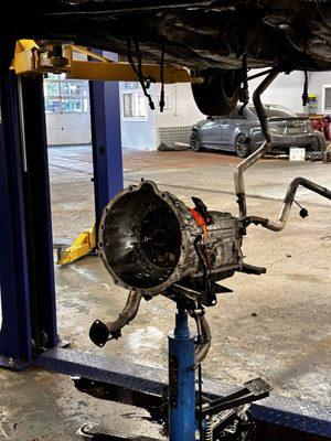 Cars transmission and car on car lift in Ant's community garage