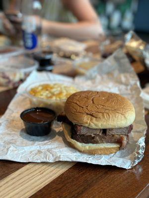 Brisket sandwich with macaroni and cheese