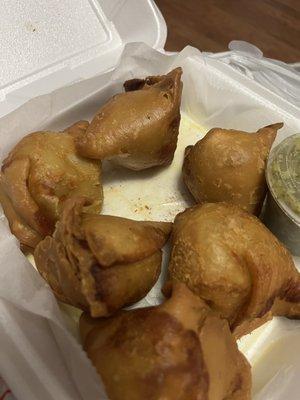 Delicious samosas, affordable price.