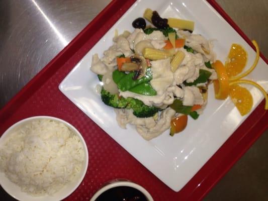 Steamed chicken with mixed vegetable and garlic sauce on the side