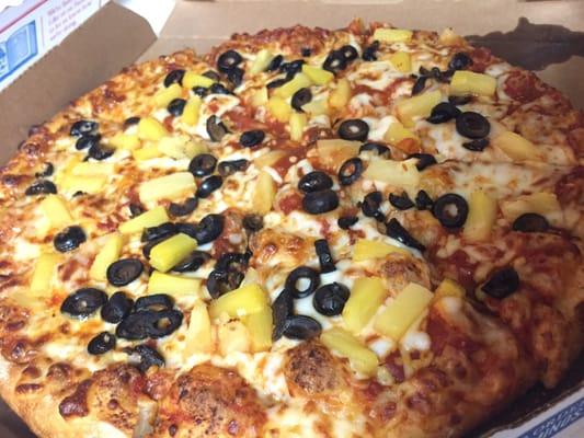 Pineapples black olive pizza with pizza sauce, pan tossed.