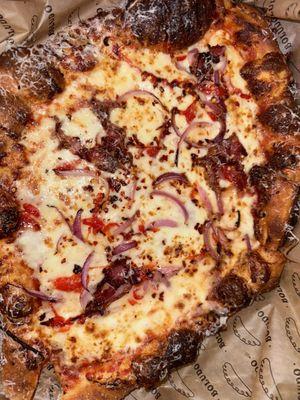 porteno pizza (san marzano, cheese blend, smoked mozzarella, pickled pepers, pancetta, red onions)