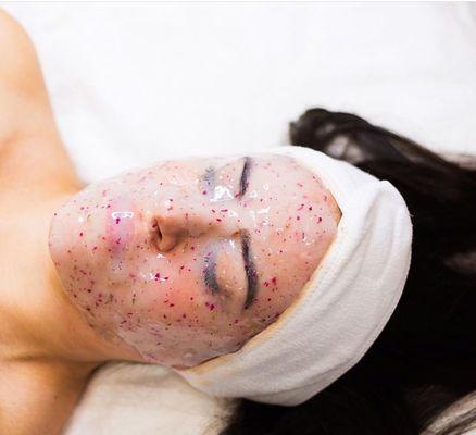 A mask that moisturizes dry skin and makes sagging skin elastic