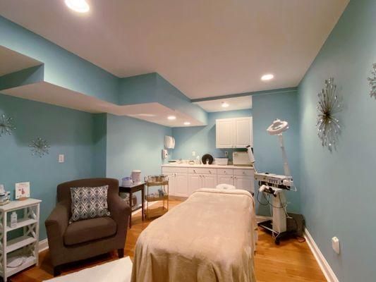 Our Esthetic room offers excellence in Eminence Organic Facial, facial waxing, and table massage.