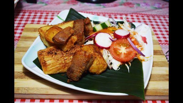 Yuca Frita con Chicharrones