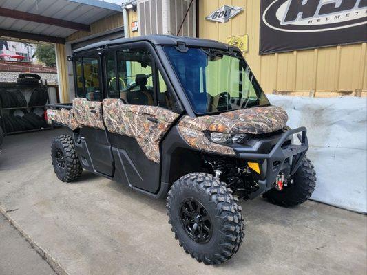 2024 CAN-AM DEFENDER MAX LIMITED HD10
COMFORT FOR THE WHOLE CREW. Standard 3-mode air conditioning!