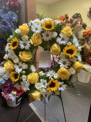 An elegant wreath of sunflowers and daisies