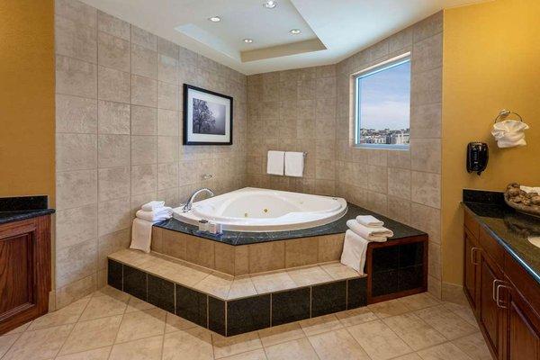 Guest room bath