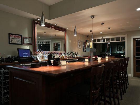 An intimate bar elegantly apportioned.