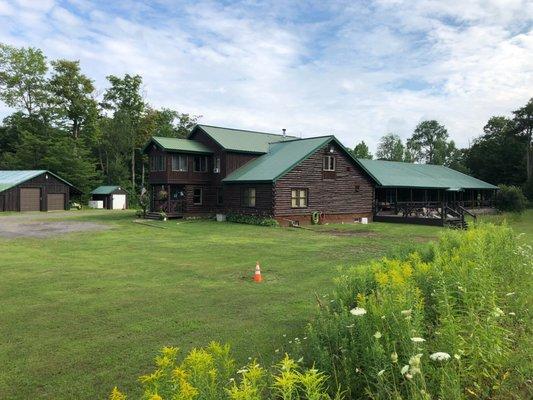 Lodge with motel rooms in the back