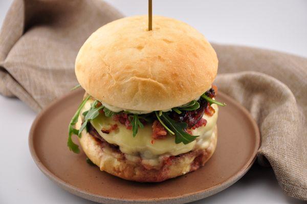 CARAMELIZED ONION BURGER
Burger, swiss cheese, caramelized onion, bacon, arugula and special mayonnaise.