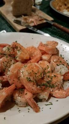 Boiled shrimp with garlic and lemon