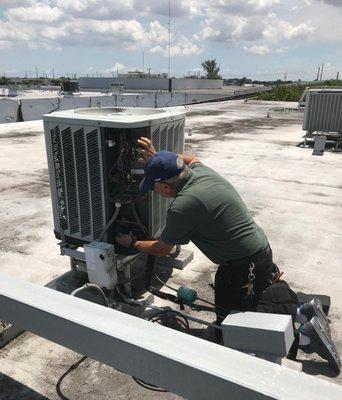 Repair of Commercial Rooftop Air Conditioning in South Florida Business