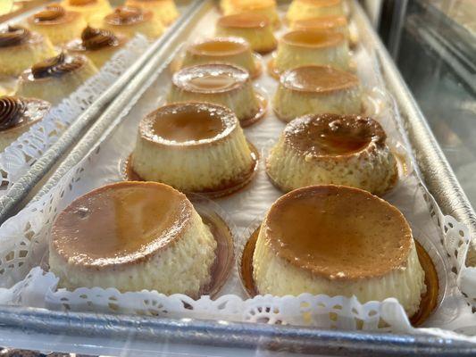 This bakery has the best key lime tart. But I also want to try their flan today. Let's check it out.