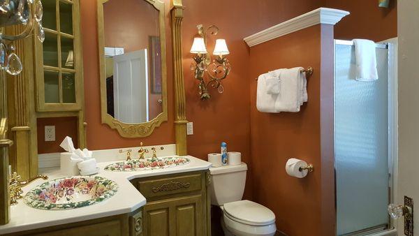 View of the Stem Wheeler guest room bath.