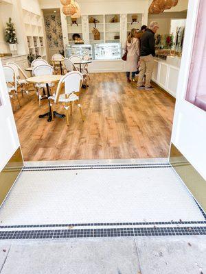 The entrance - pretty & chic little bakery