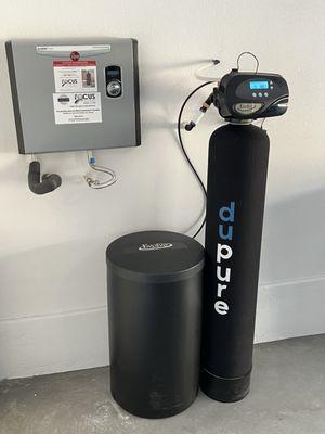 EVOLVE DUPURE WATER SOFTENING SYSTEM WITH SALT TANK NEXT TO IT.