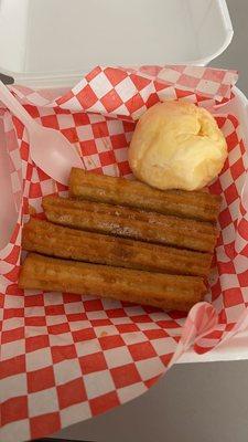 Uuuuhhh the best churros i had and ice cream