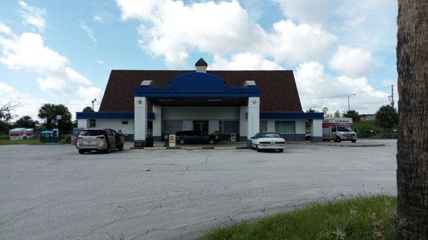 Front facade. Hotel on the right, gas station convenience store on the left.