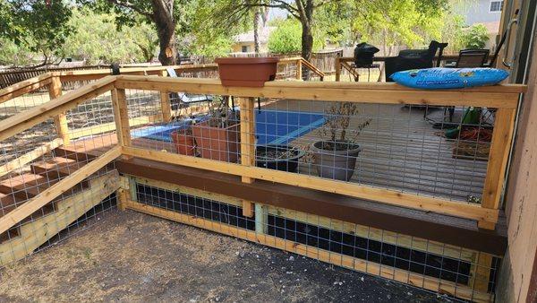 Composite deck with hog wire railing with cedar