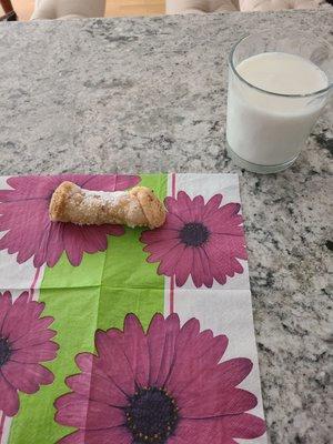 A fresh apples and cinnamon cannoli.