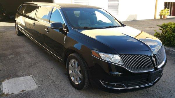 Lincoln MKT Limousine (10 Passengers)