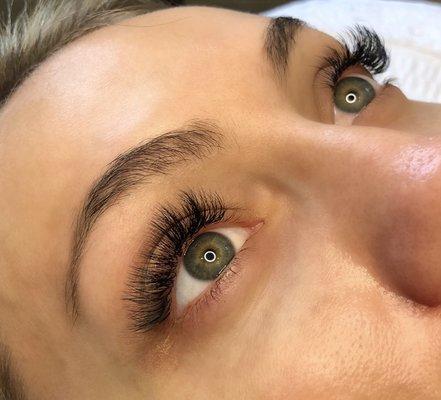 Volume set is silk lash extensions