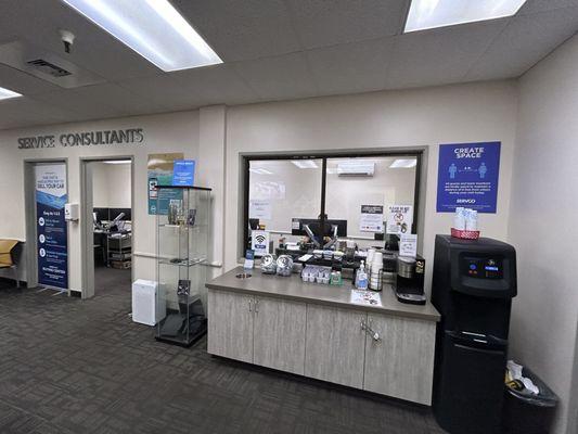 Pukoloa customer lounge and service adisors