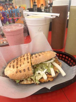 Torta de lomo, licuado de fresa, limonada, salsa verde y roja