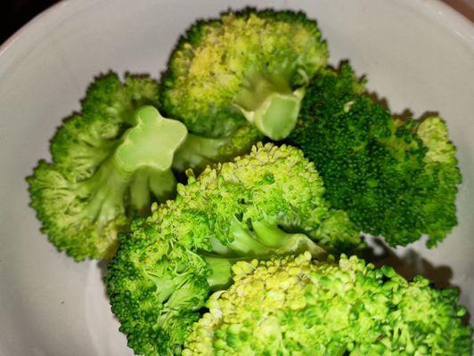 Unseasoned steamed broccoli