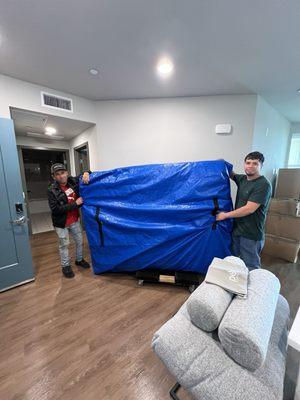 Cesar and Alex delivering my mattress. Excellent service