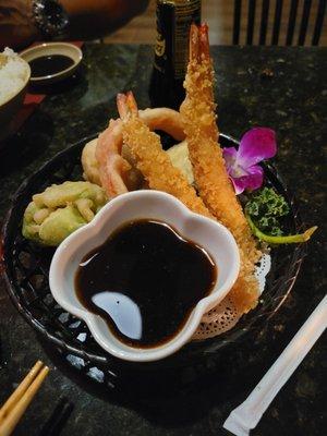 Shrimp n veggie tempura. The vegetables were eggplant, mushroom, broccoli and a red bell pepper slice... all fried. Pretty good too.