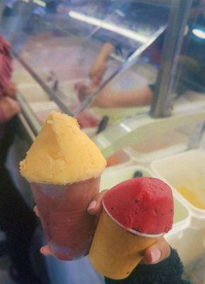 Nieve de pitaya y de mango y tamarindo con chile