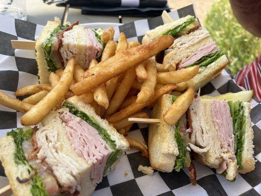 Club sandwich w/side fries