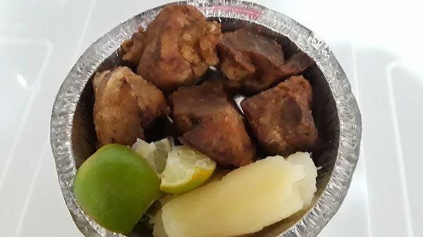 Masas de Cerdo Fritas con Yuca Hervida / Fried Pork Chunks with Boiled Cassava