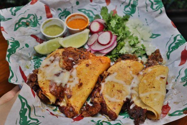 Choriquesos and pastor con queso