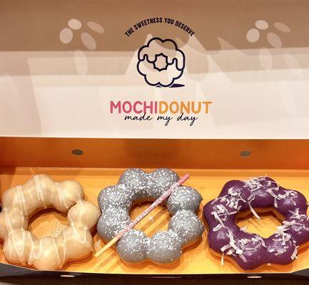 L(*‿*)VE the chewy texture of mochi on the inside. Best of all, not wildly sweet! Yaaas to Mango, Taro and Ube.