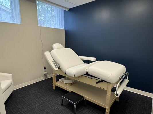 Acupuncture treatment room and treatment bed.