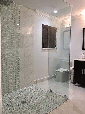 Frameless shower glass with fixed panel