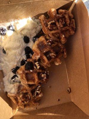 Cinnamon rolls w fresh blueberries and cream