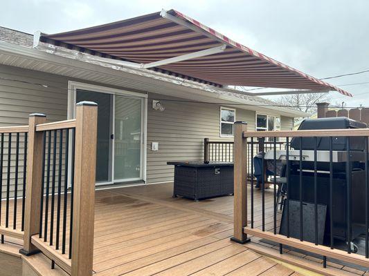 Red brick with white frame.  Woven Acrylic roof mount.  Lovey addition to this new deck!