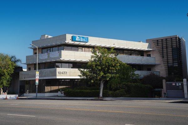 Street level photo of Eisner Health at 15477 Ventura Blvd.