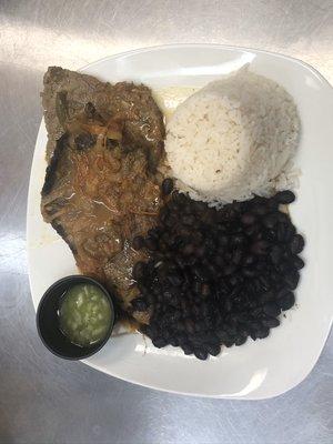 Bistec, arroz, y frijoles. 
Steak, rice, and beans.