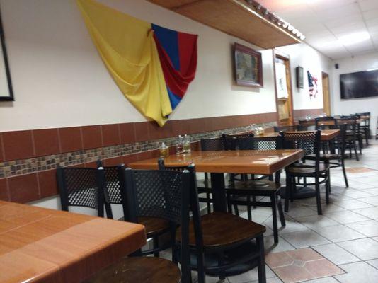 Aquí una toma de las mesas y el restaurante.