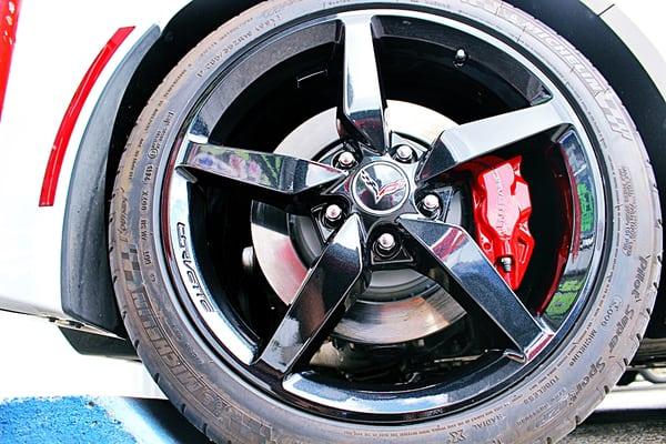 Closer Look as the Black Pearl Custom Finish on the wheels, along our Brake Caliper Refinish in Red with corvette lettering.